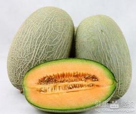 坐着吃哈密瓜,品味哈密瓜的甘甜时光