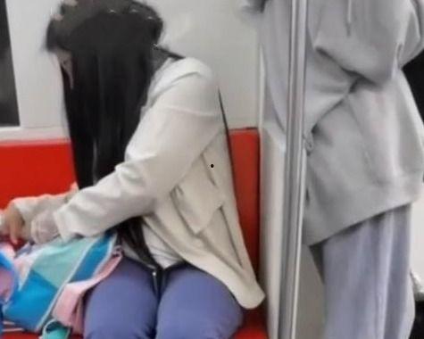 地铁吃瓜女孩