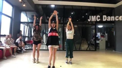 吃瓜跳舞吊带,吃瓜跳舞，吊带裙演绎时尚魅力